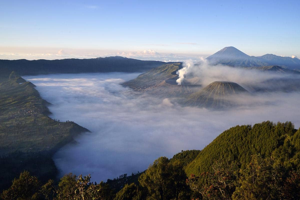 Mengapa Kawasan Gunung Berapi Terus Mengeluarkan Uap Panas?