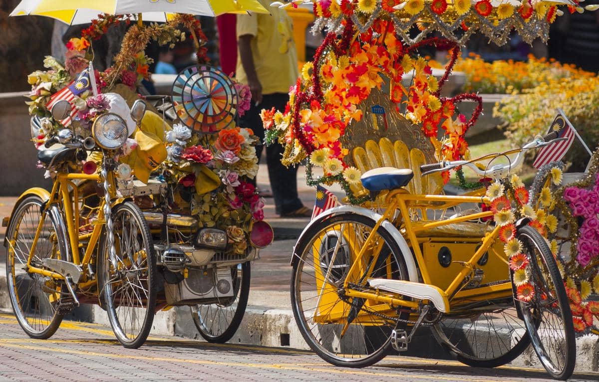 becak hias warna-warni yang menjadi ikon Kota Melaka