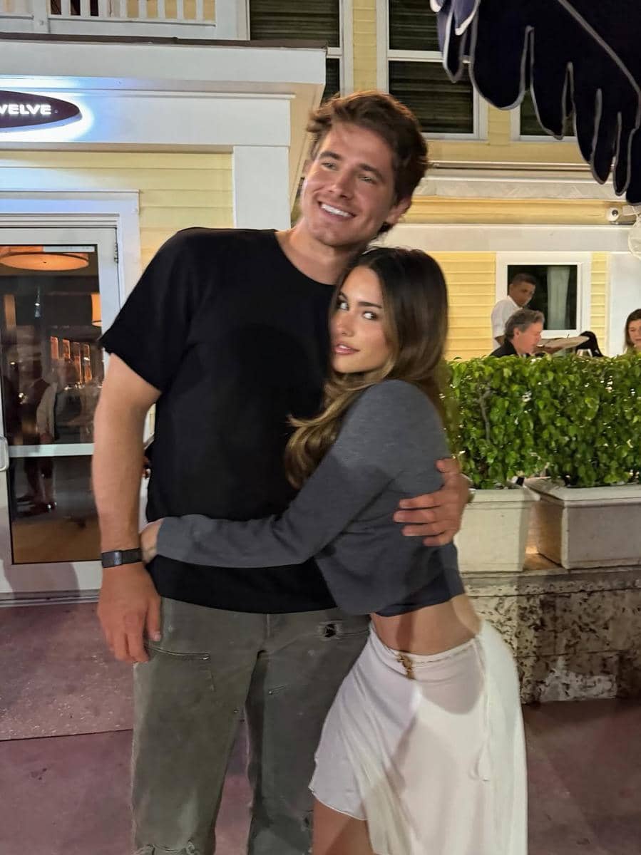 potret Madison Beer dan Justin Herbert