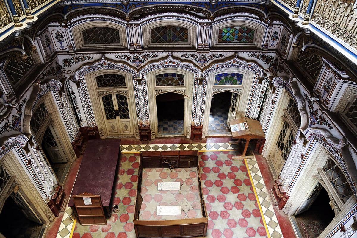 Interior dari Omar Hayat Mahal (juga dikenal sebagai Gulzar Manzil) di Chiniot, Pakistan.