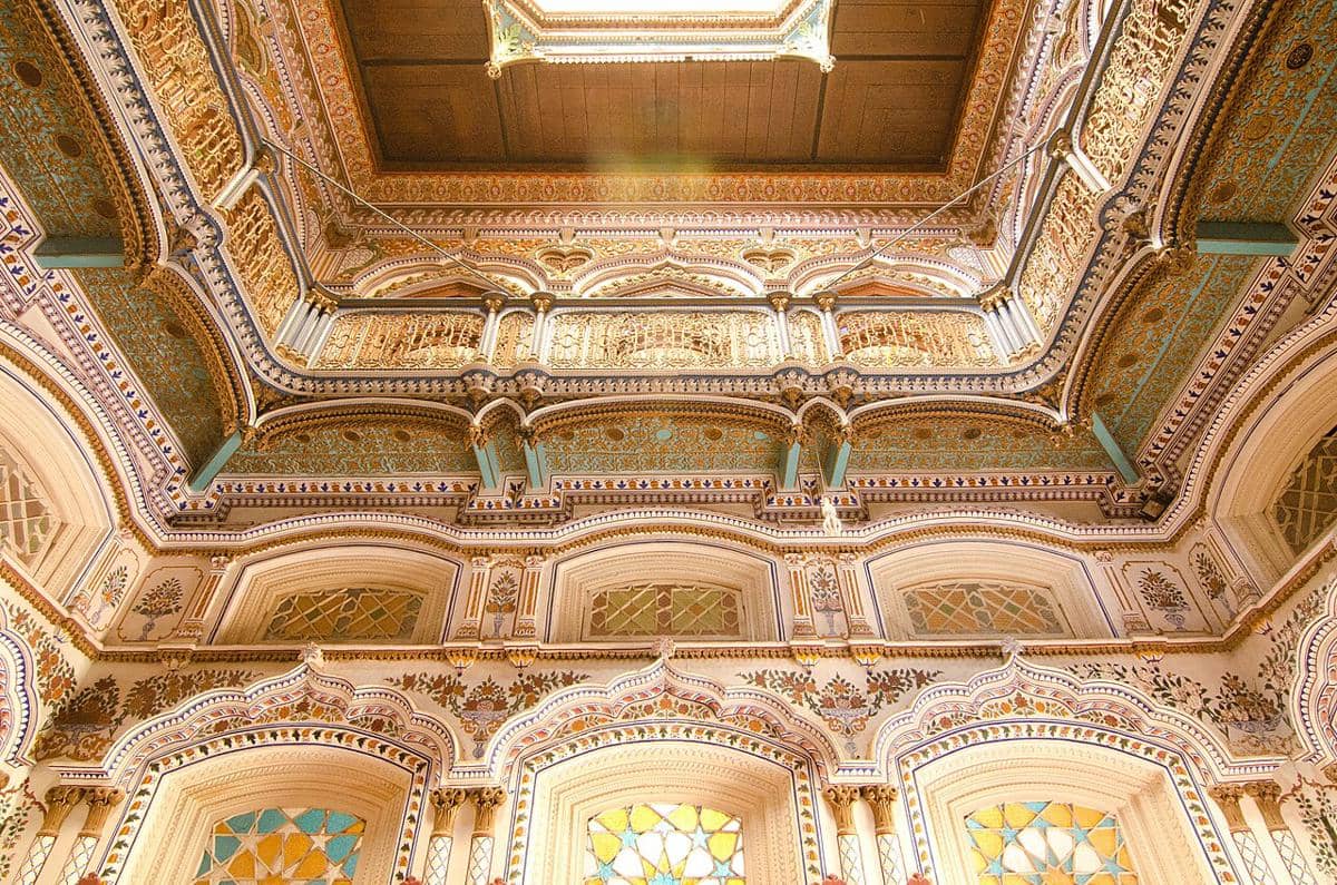 Interior dari Omar Hayat Mahal (juga dikenal sebagai Gulzar Manzil) di Chiniot, Pakistan.