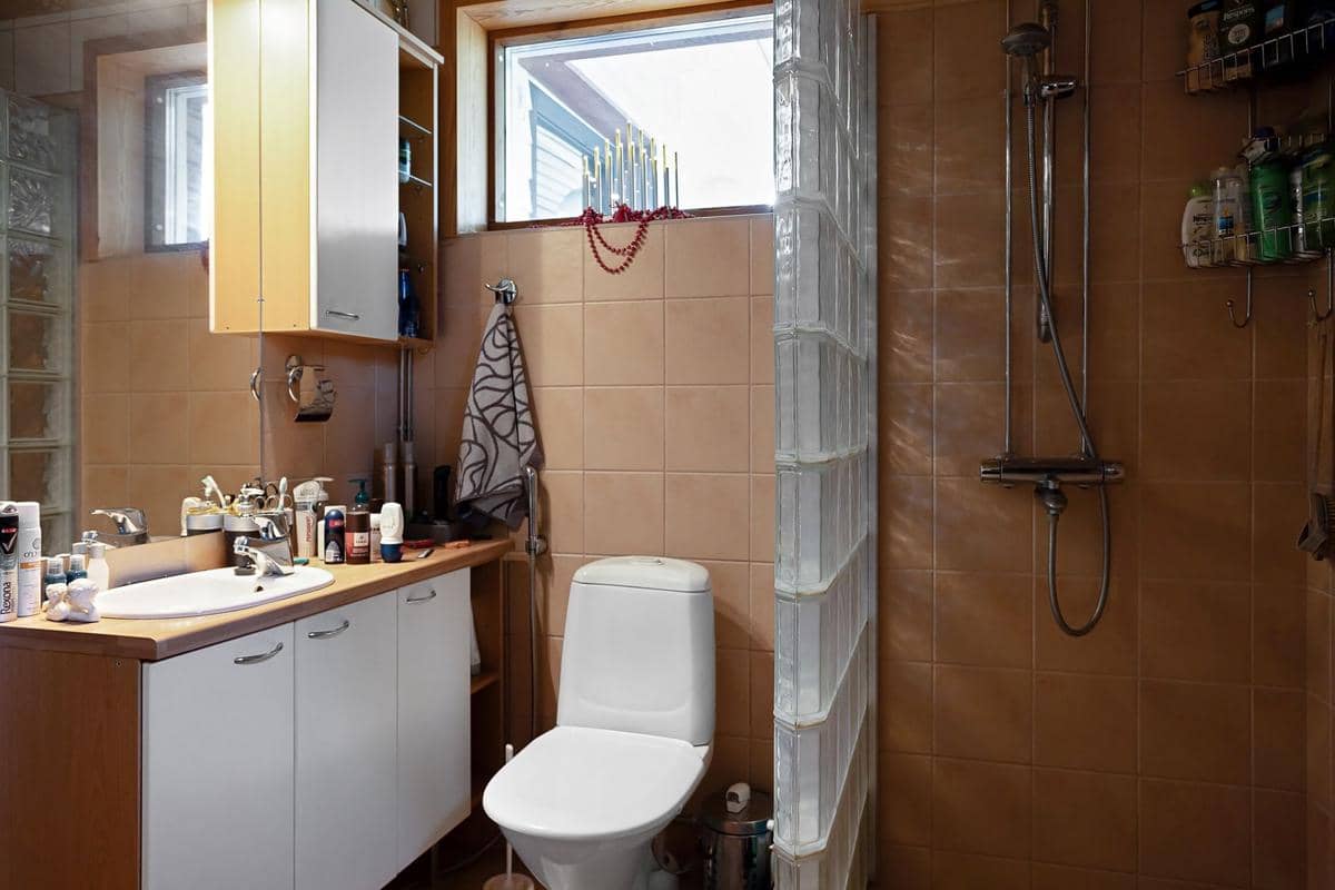 ilustrasi kamar mandi dengan dinding glass block