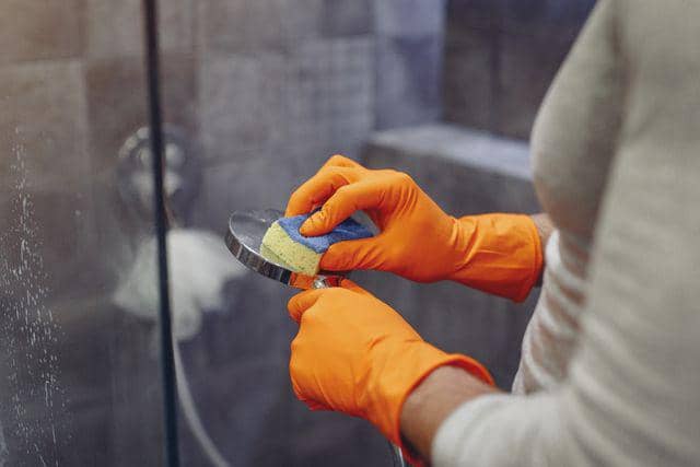4 Cara Bersihkan Kerak Bandel di Kepala Shower dengan Bahan Dapur