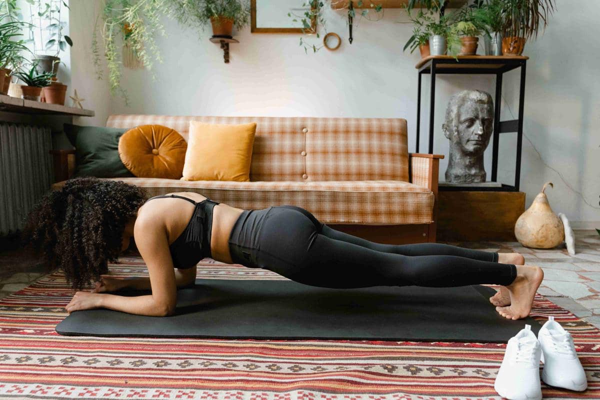 Ilustrasi seseorang melakukan plank sebagai latihan untuk melatih kekuatan otot inti dan stabilitas tubuh.