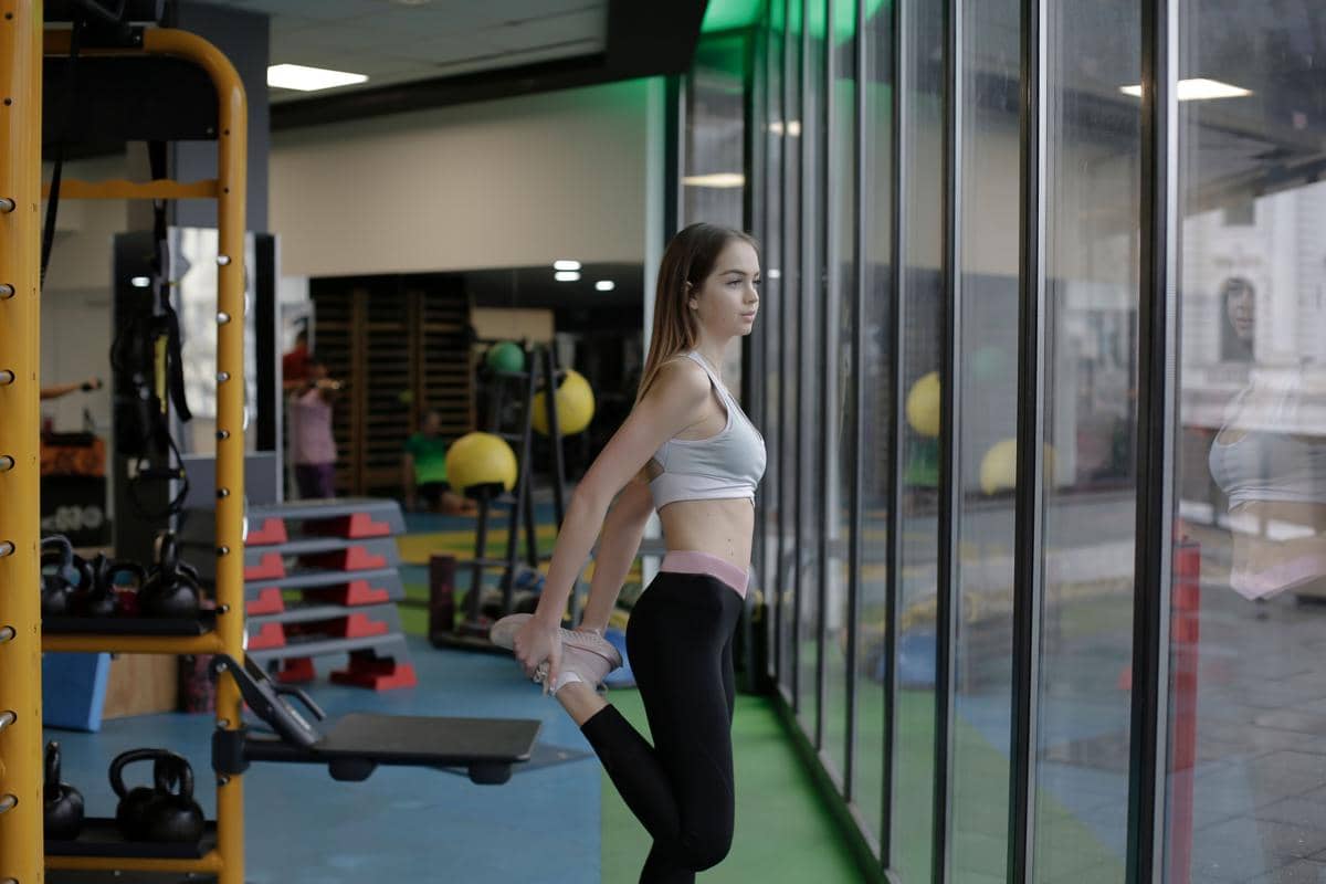 ilustrasi standing quad stretch