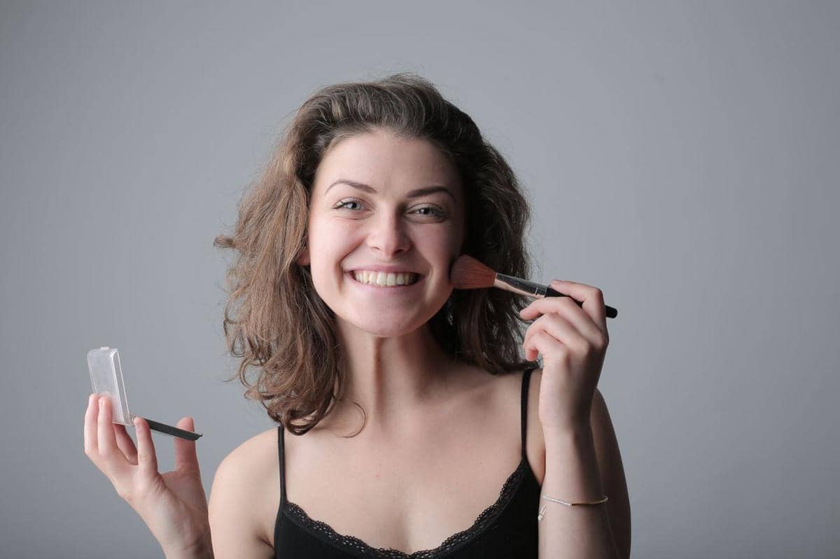 Ilustrasi memakai makeup