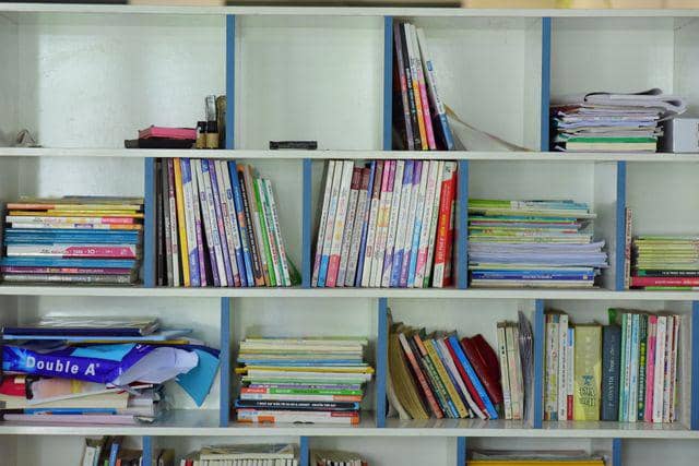 Ilustrasi rak buku