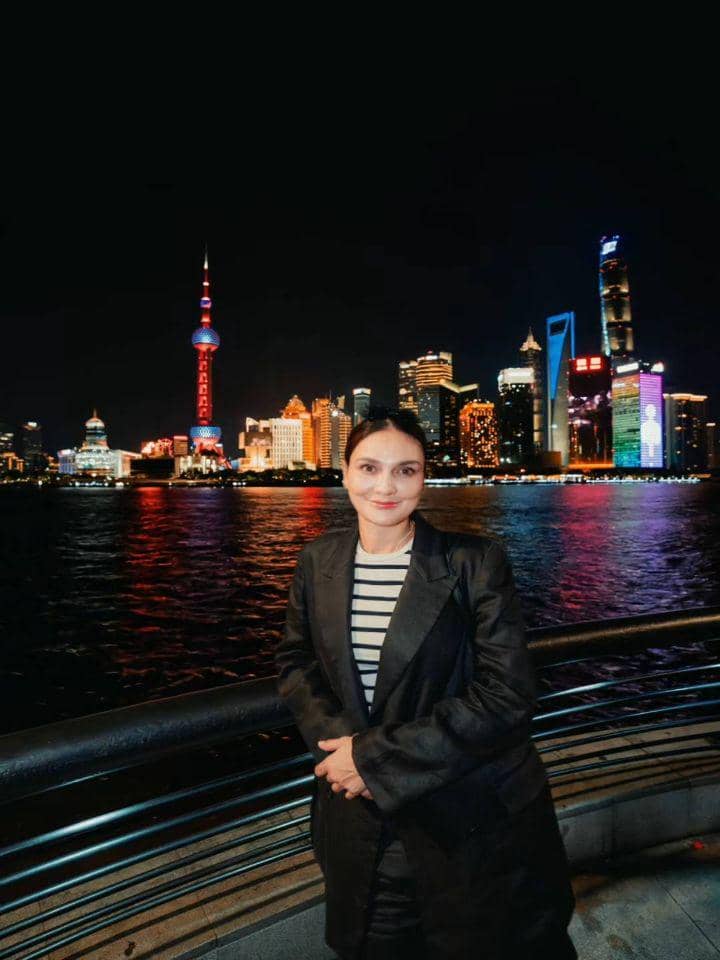 Luna Maya saat liburan di Shanghai