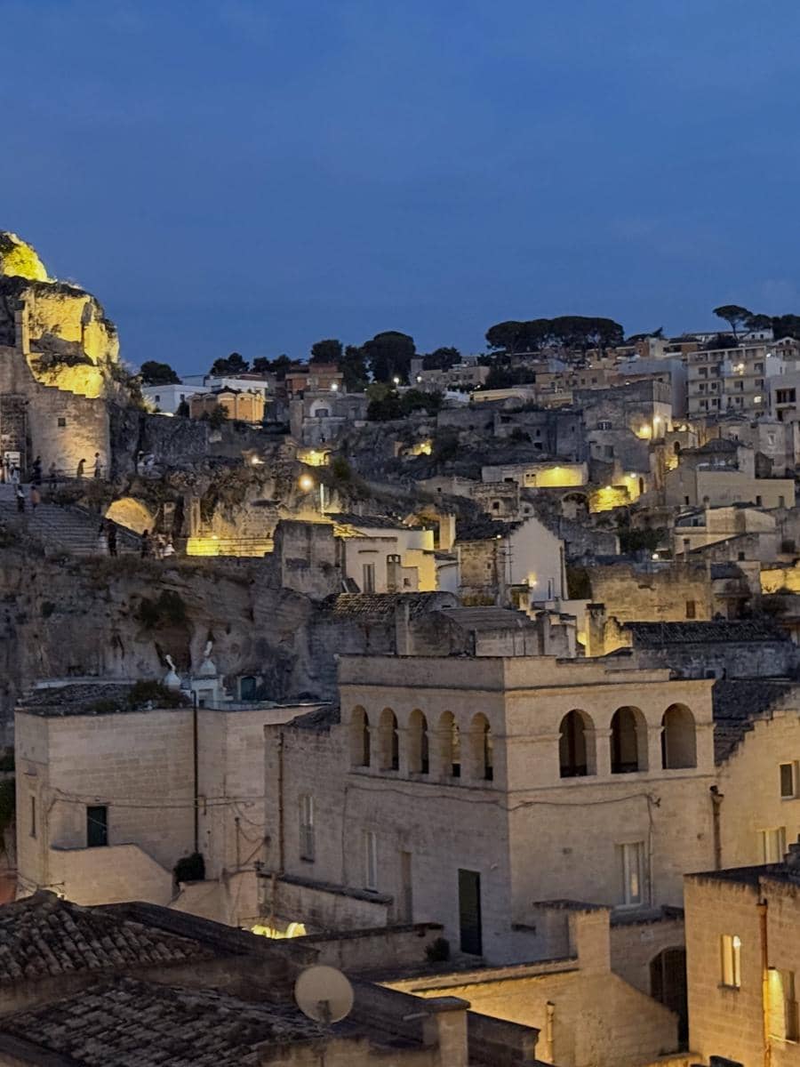 Keluarga Indah Kalalo jalan-jalan di Kota Matera