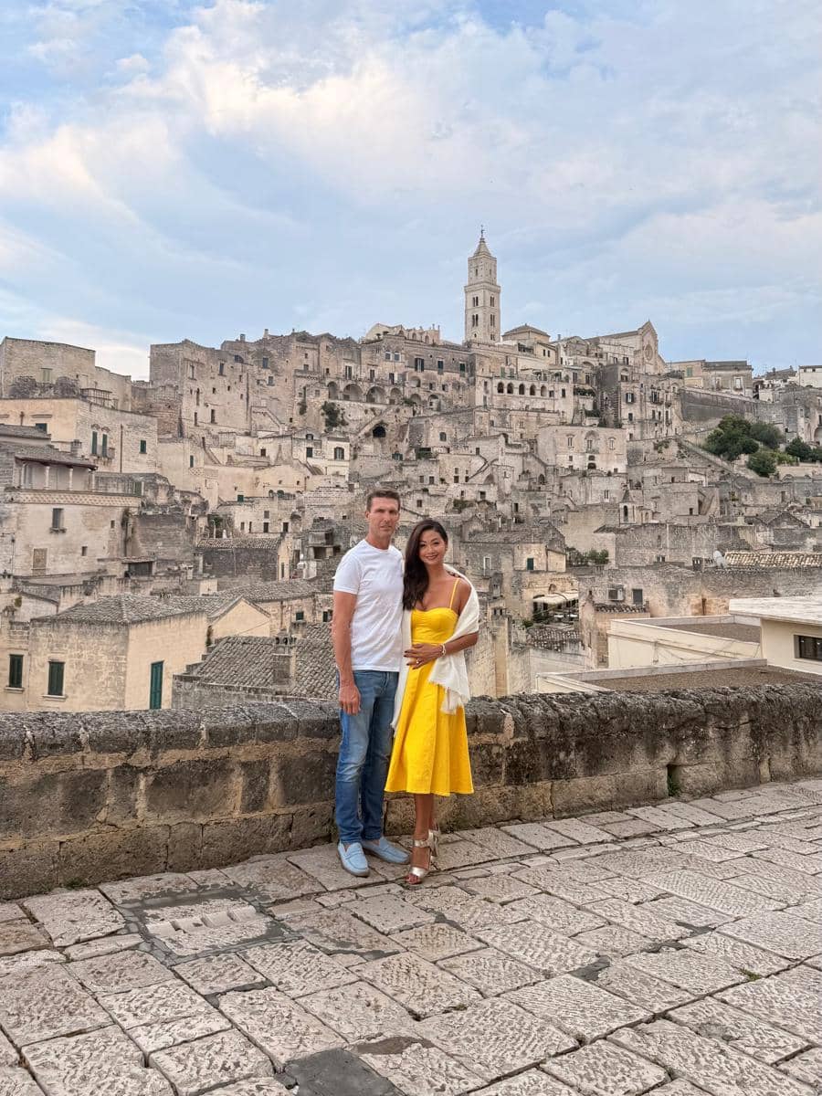 Keluarga Indah Kalalo jalan-jalan di Kota Matera