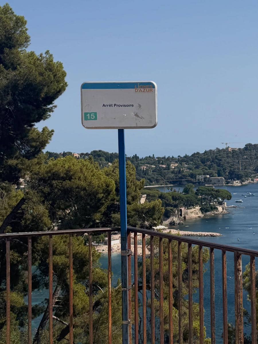 Rebecca Klopper menikmati liburan di French Riviera
