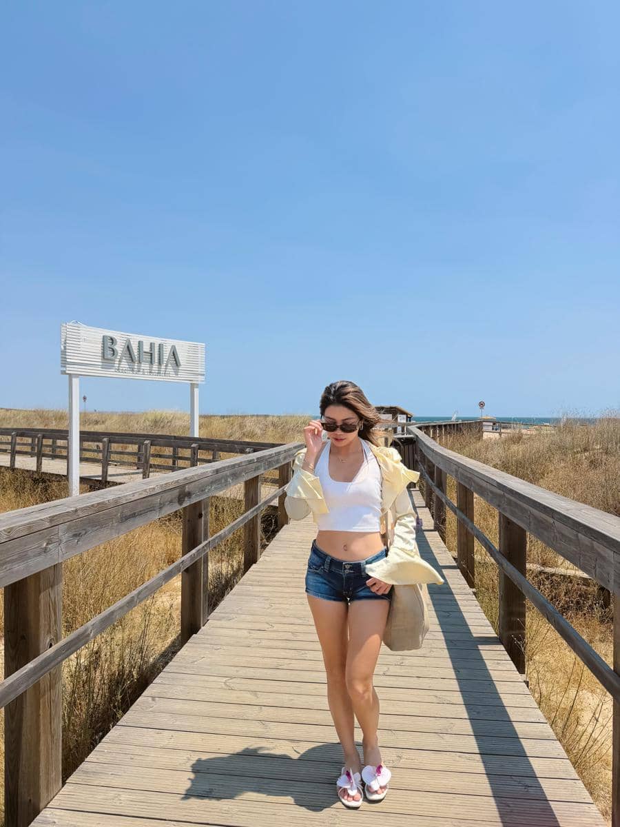Regina Phoenix masuk ke Gua Laut Algar de Benagil
