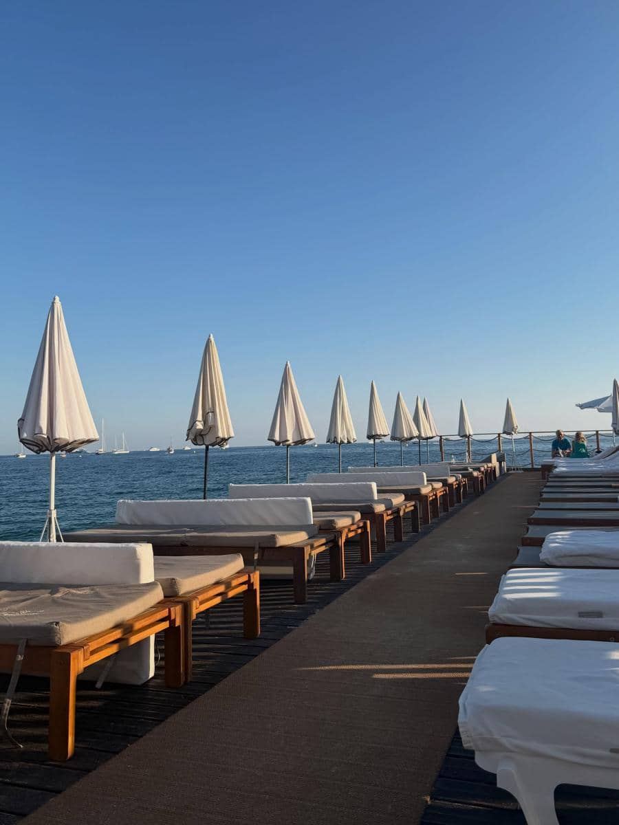 Rebecca Klopper menikmati liburan di French Riviera