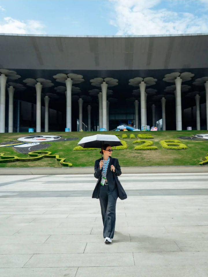 Luna Maya saat liburan di Shanghai