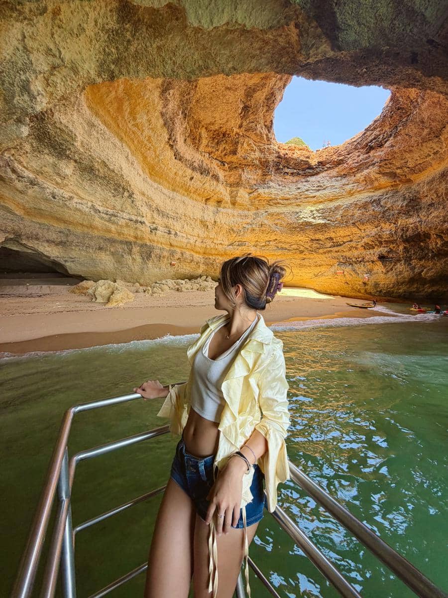 Regina Phoenix masuk ke Gua Laut Algar de Benagil