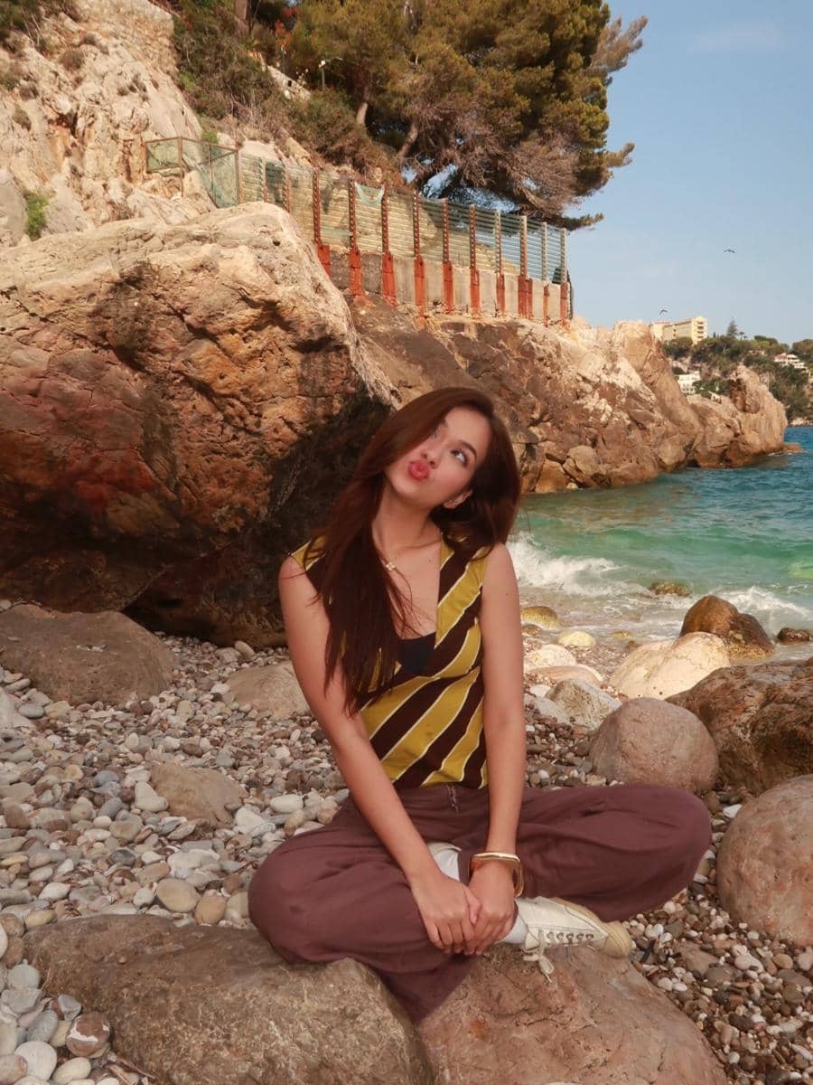 Rebecca Klopper menikmati liburan di French Riviera