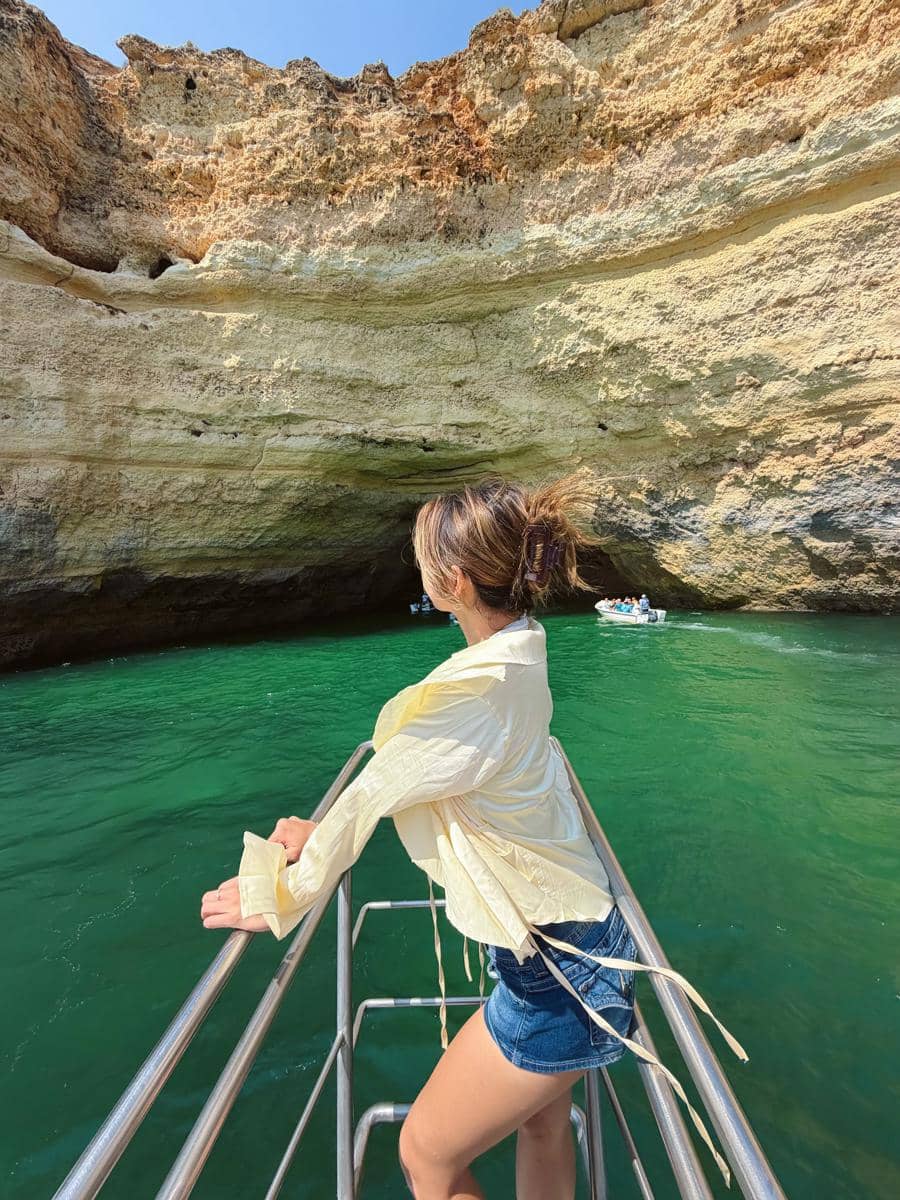 Regina Phoenix masuk ke Gua Laut Algar de Benagil