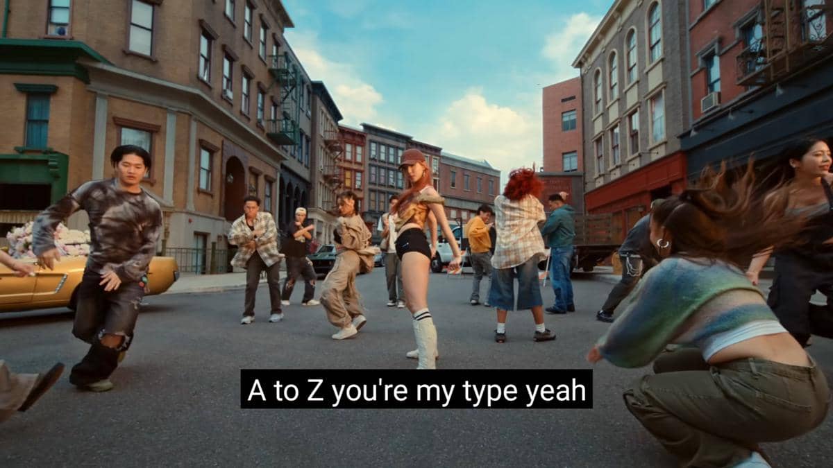 cuplikan MV "ABCD"