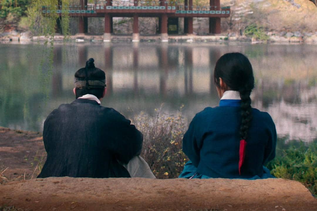 Potongan adegan drama Korea The East Palace, serial Netflix yang memperlihatkan momen antara para tokoh utamanya.