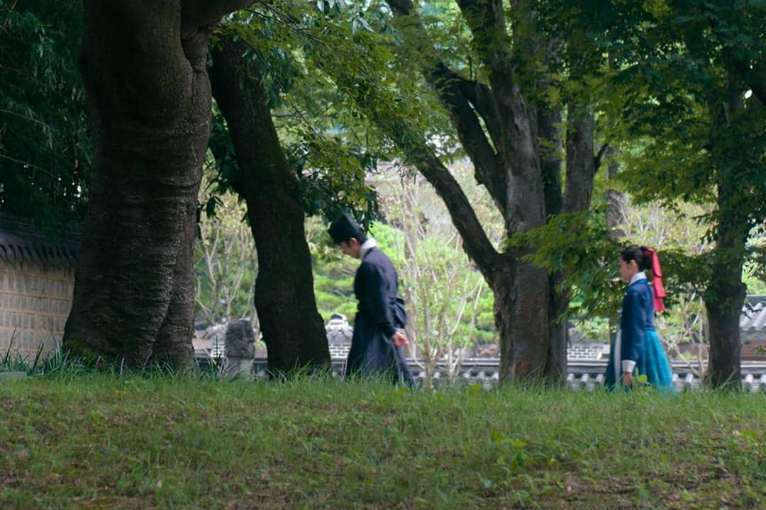 Cuplikan adegan drama Korea The East Palace dari Netflix yang menampilkan momen Gu Cheon dan Saenggang.