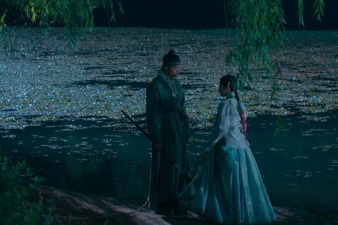 Still cut drama Korea The East Palace memperlihatkan momen Gucheon dan Saenggang dalam produksi Netflix.