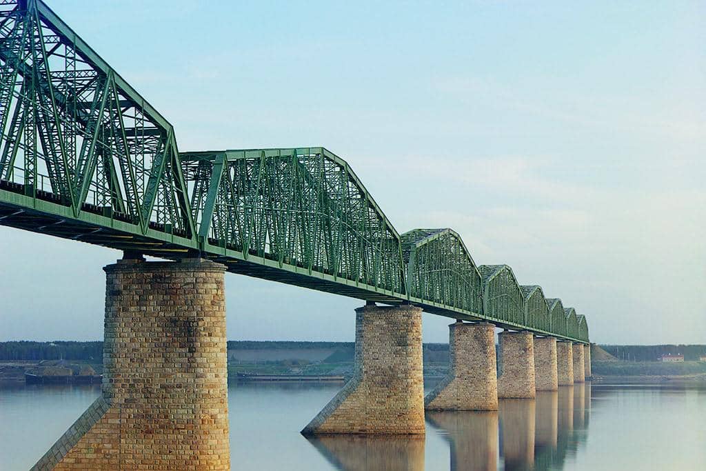 Jembatan jalur Kereta Api Trans-Siberia di dekat Perm, kawasan Pegunungan Ural.