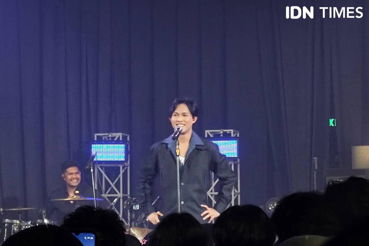 Mencoba lebih intim dengan mengajak Fajarsoul mengobrol di sela lagu.jpg