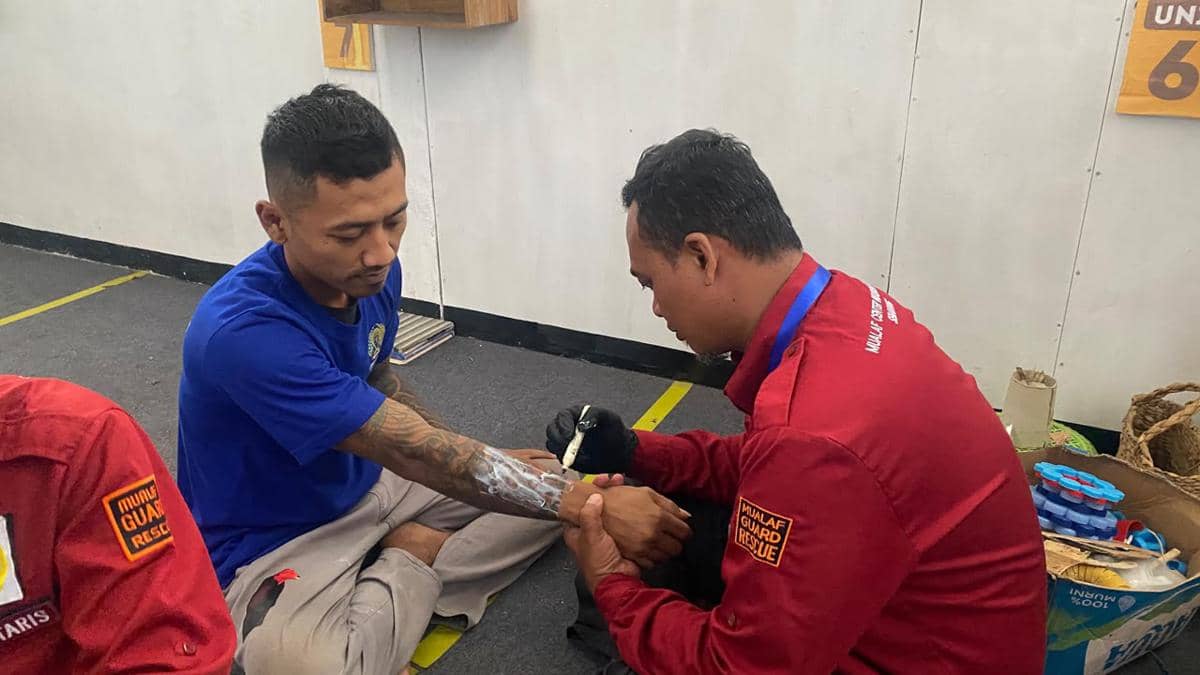 Seorang narapidana menjalani penghapusan tato di Lapas Kedungpane Semarang sebagai bagian dari pembinaan warga binaan.