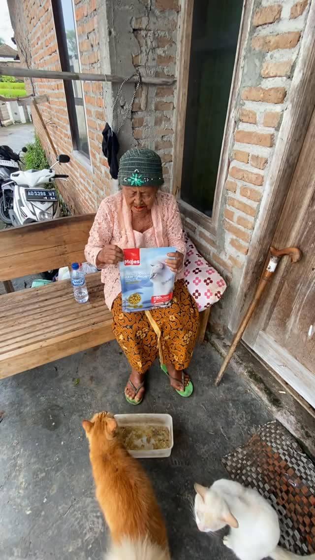 Mbok Tukinil dan Yanto dalam potret bersama mereka pada unggahan di akun Instagram @simboktukinil tersebut.