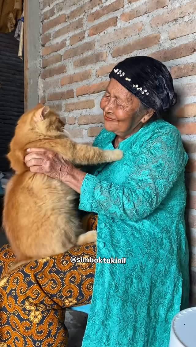 Potret Mbok Tukinil dan Yanto bersama yang dibagikan melalui unggahan akun Instagram @simboktukinil.