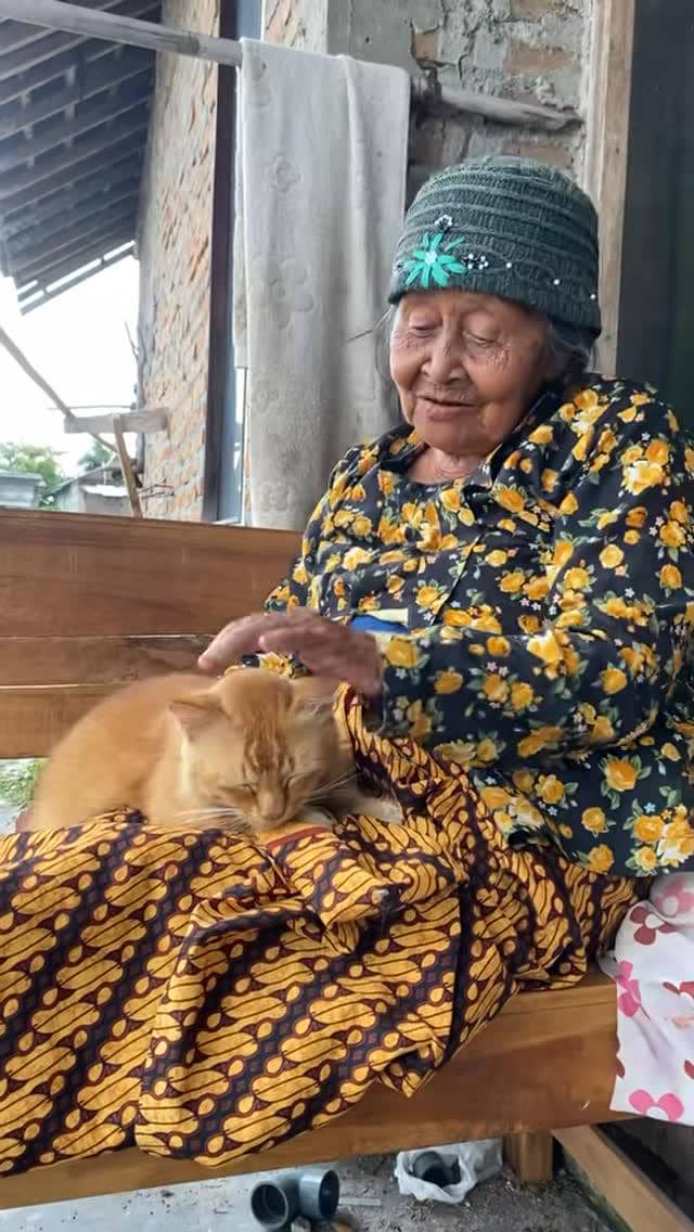 Mbok Tukinil dan Yanto dalam unggahan Instagram @simboktukinil yang dibagikan melalui media sosial.