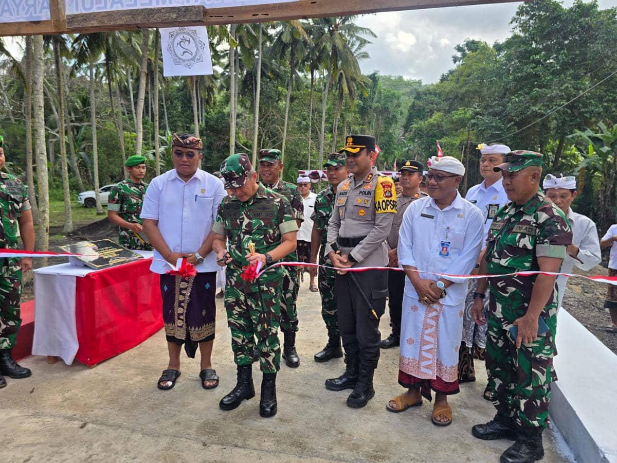 Pangdam IX Udayana meresmikan Jembatan Garuda bersama warga dalam acara di Desa Manggis, Karangasem, Bali.