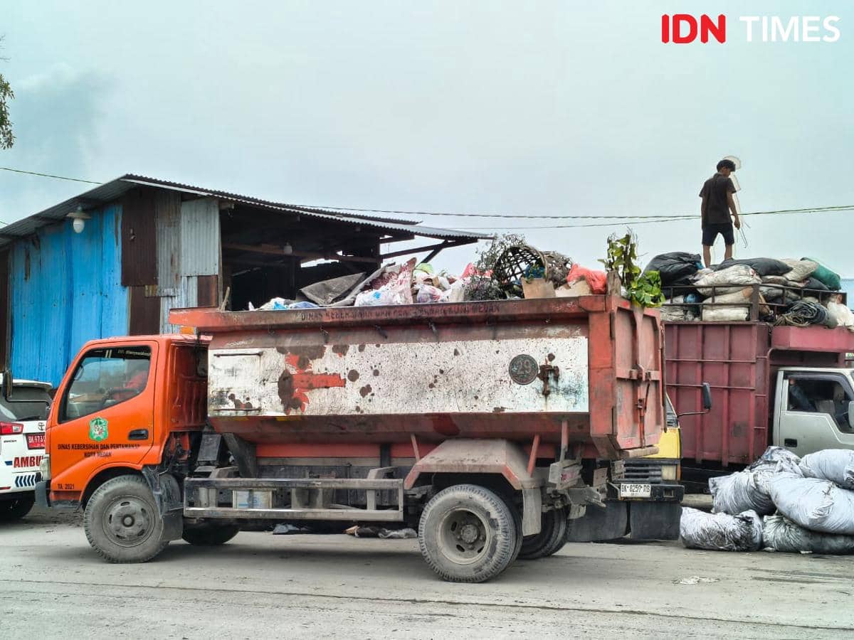 Di Tengah Gunungan Sampah, Pemulung TPA Terjun Menanti Perlindungan
