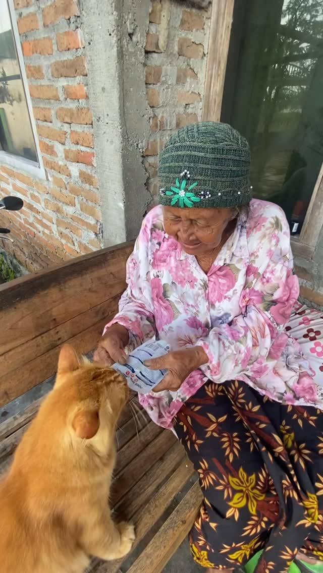 Mbok Tukinil dan Yanto tampak bersama dalam unggahan yang dibagikan melalui akun Instagram simboktukinil.