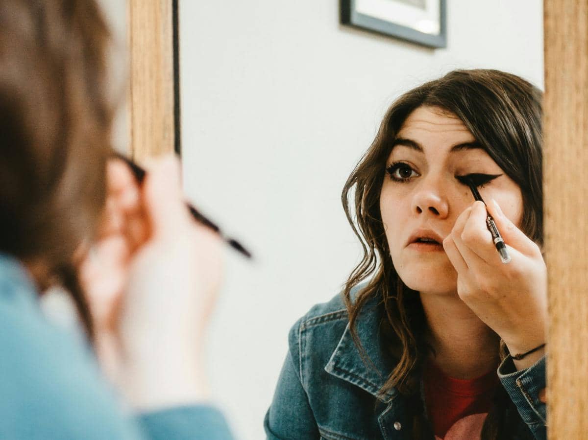 4 Cara Mengatasi Eyeliner yang Terlalu Tebal, Pakai Concealer!