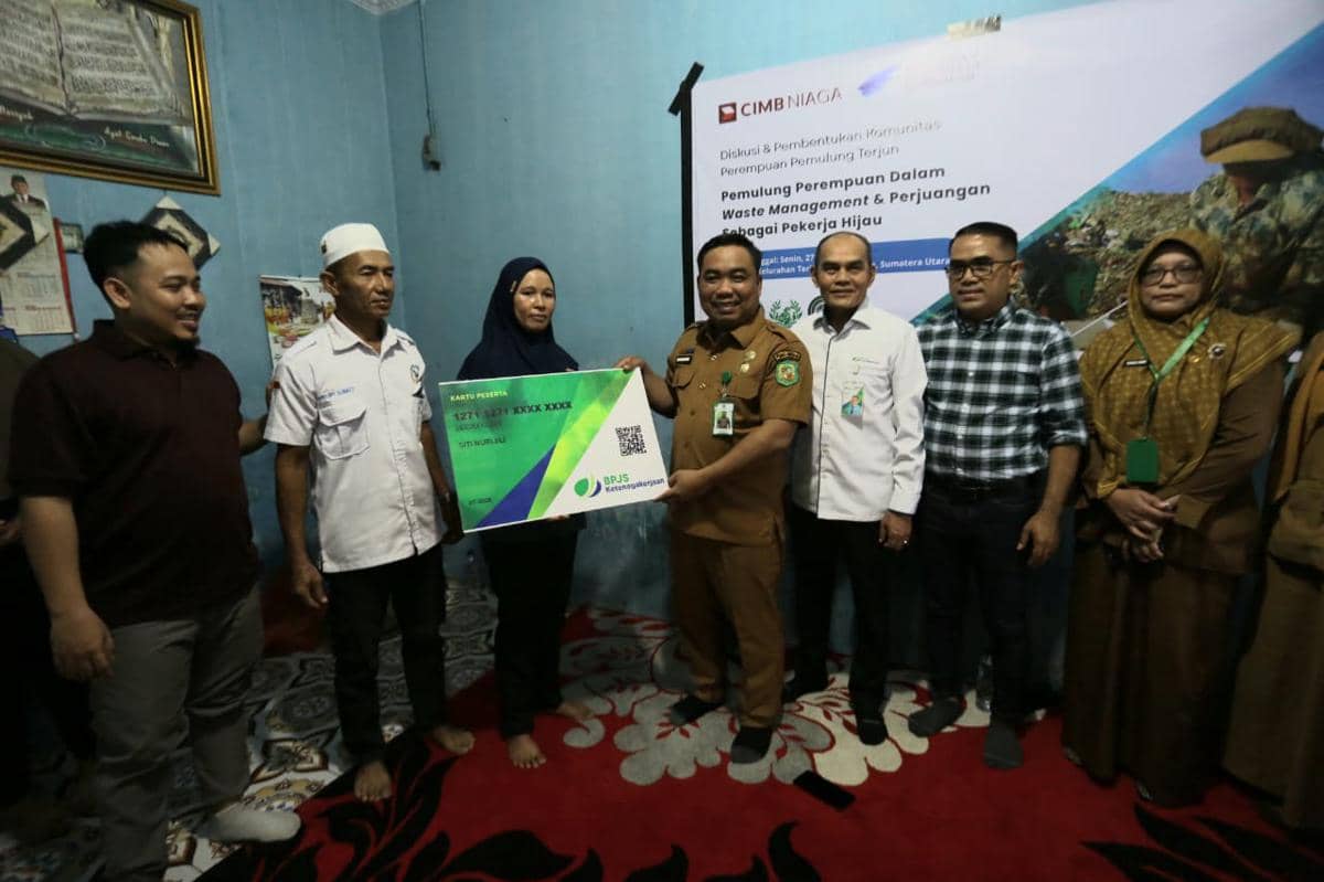 Penyerahan bantuan BPJS Ketenagakerjaan kepada perwakilan komunitas pemulung di TPA Marelan oleh JES.
