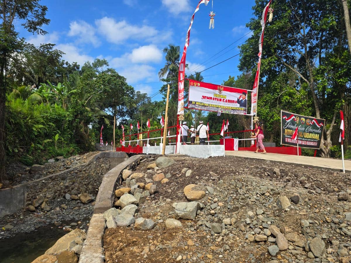 Jembatan Baru di Manggis, Siswa Tidak Lagi Digendong Seberangi Sungai
