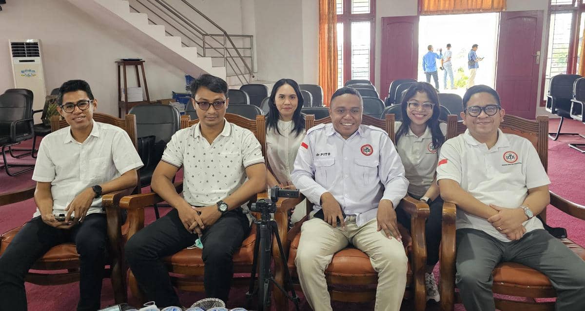 Sejumlah pengurus IDI TTU mengawal keputusan etik BK DPRD TTU terkait intimidasi terhadap dokter Icha.