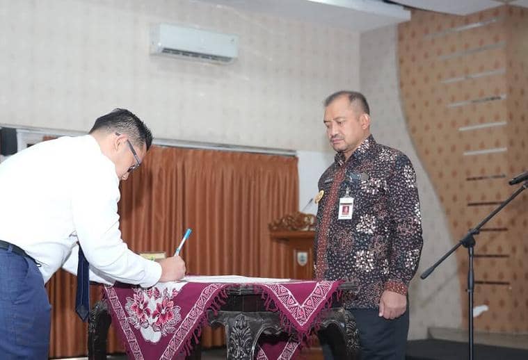 Bupati Pemalang Anom Widiyantoro (kanan). (Instagram.com/anom_widiyantoro)