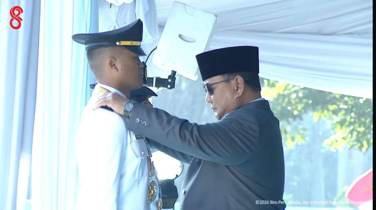 Prabowo Beri Penghargaan Anak Petani-Buruh Lulusan Terbaik IPDN