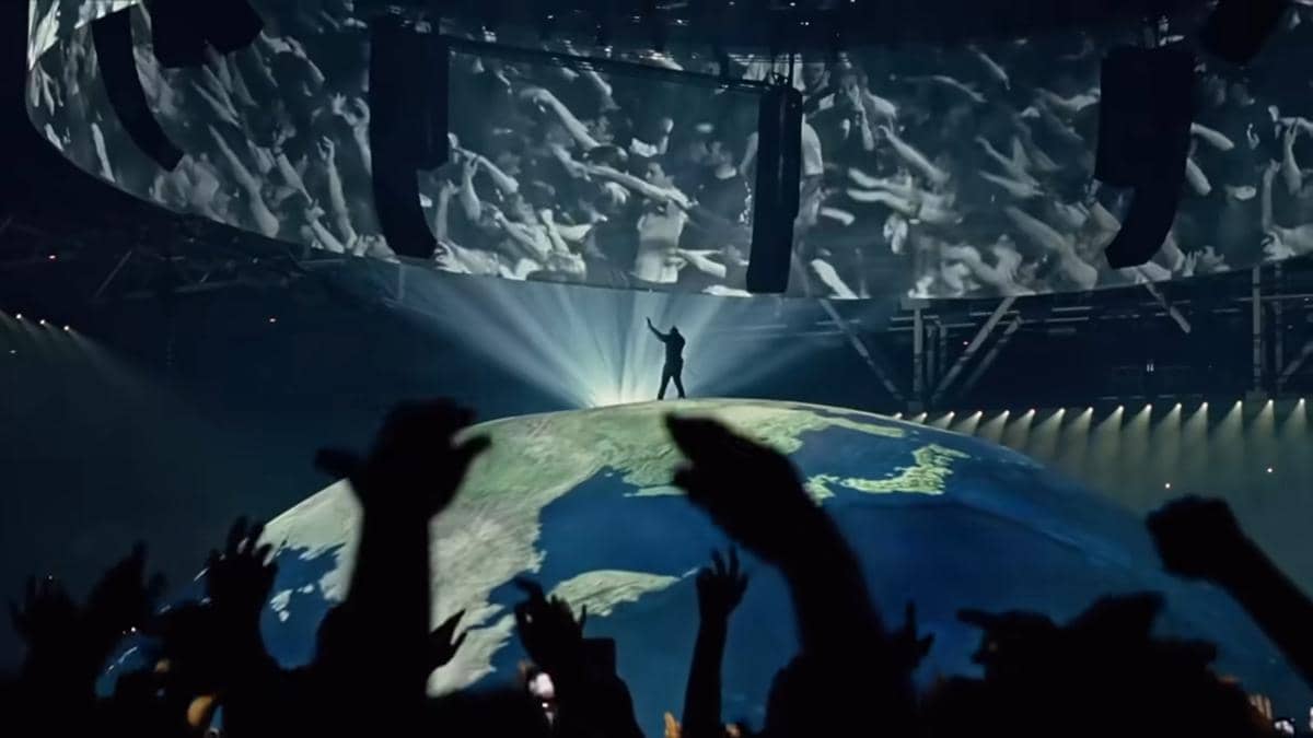 Potret panggung dome dalam konser Kanye West (youtube.com/Raw Vision Collective)