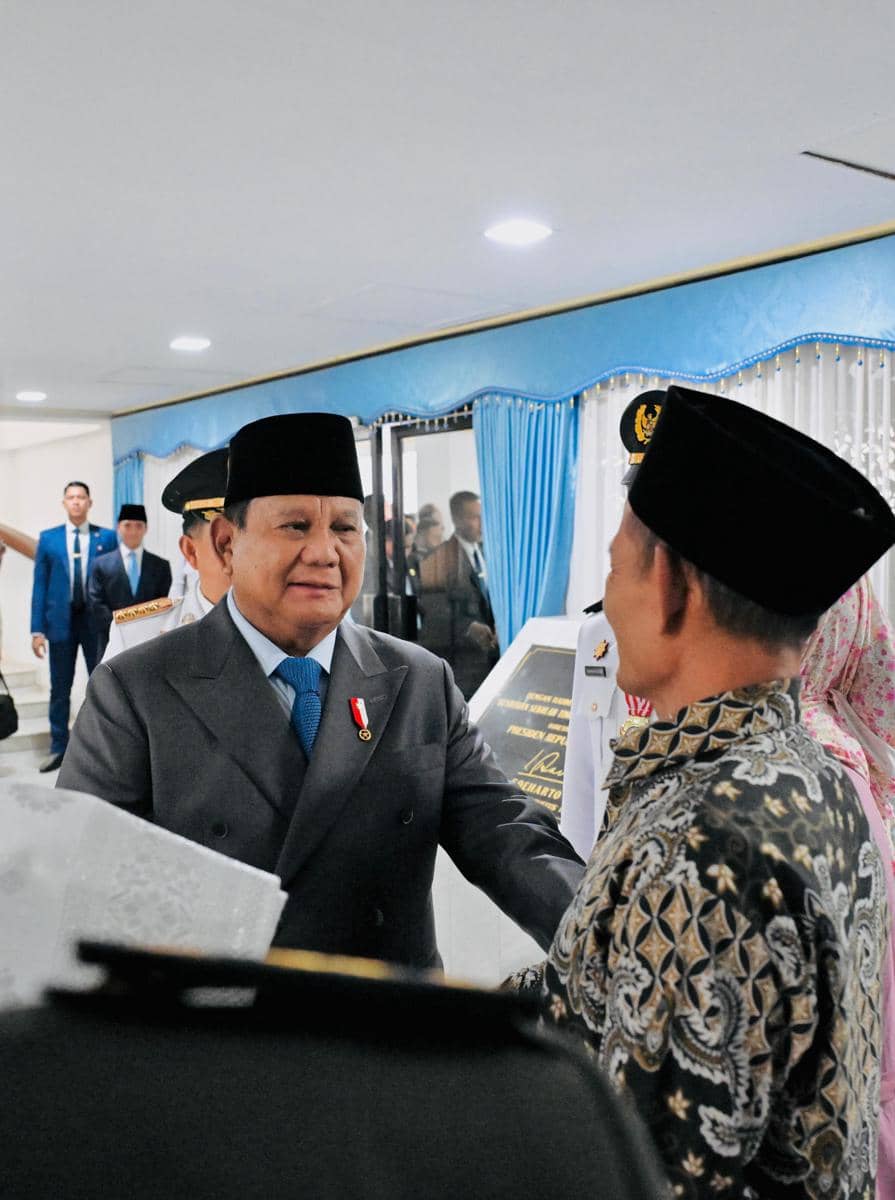Presiden Prabowo Subianto menyapa orang tua lulusan IPDN (dok. Sekretariat Presiden)
