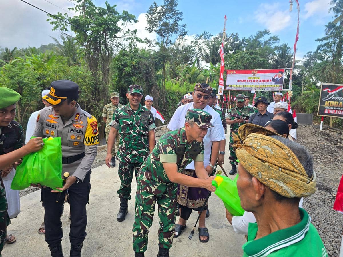 Pangdam IX Udayana meresmikan Jembatan Garuda di Desa Manggis, Kabupaten Karangasem, Bali, bersama warga setempat.