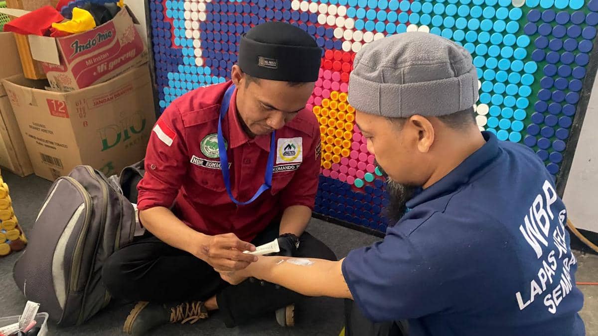 Seorang narapidana menjalani penghapusan tato pada bagian lengan dalam kegiatan di Lapas Kedungpane.
