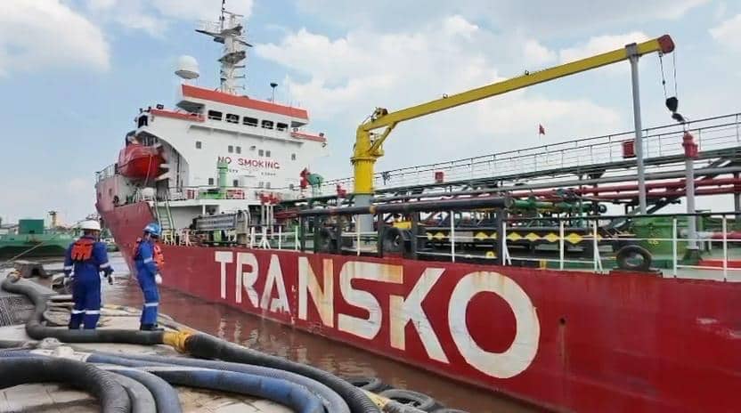 Kapal Pengangkut BBM Sandar di Pontianak, Distribusi ke SPBU Dipercepat