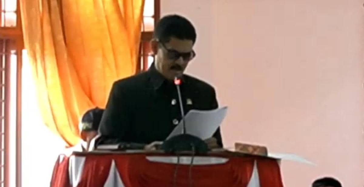 Wakil Ketua BK DPRD TTU membacakan hasil keputusan etik untuk tiga anggota terkait intimidasi terhadap dr. Icha.