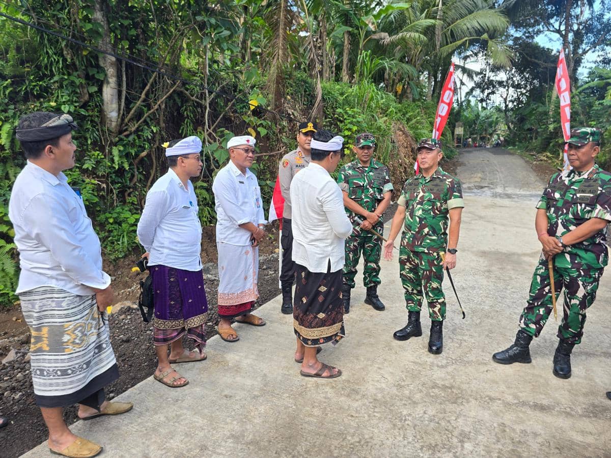 Pangdam IX Udayana meresmikan Jembatan Garuda di Desa Manggis, Karangasem, bersama pihak terkait.