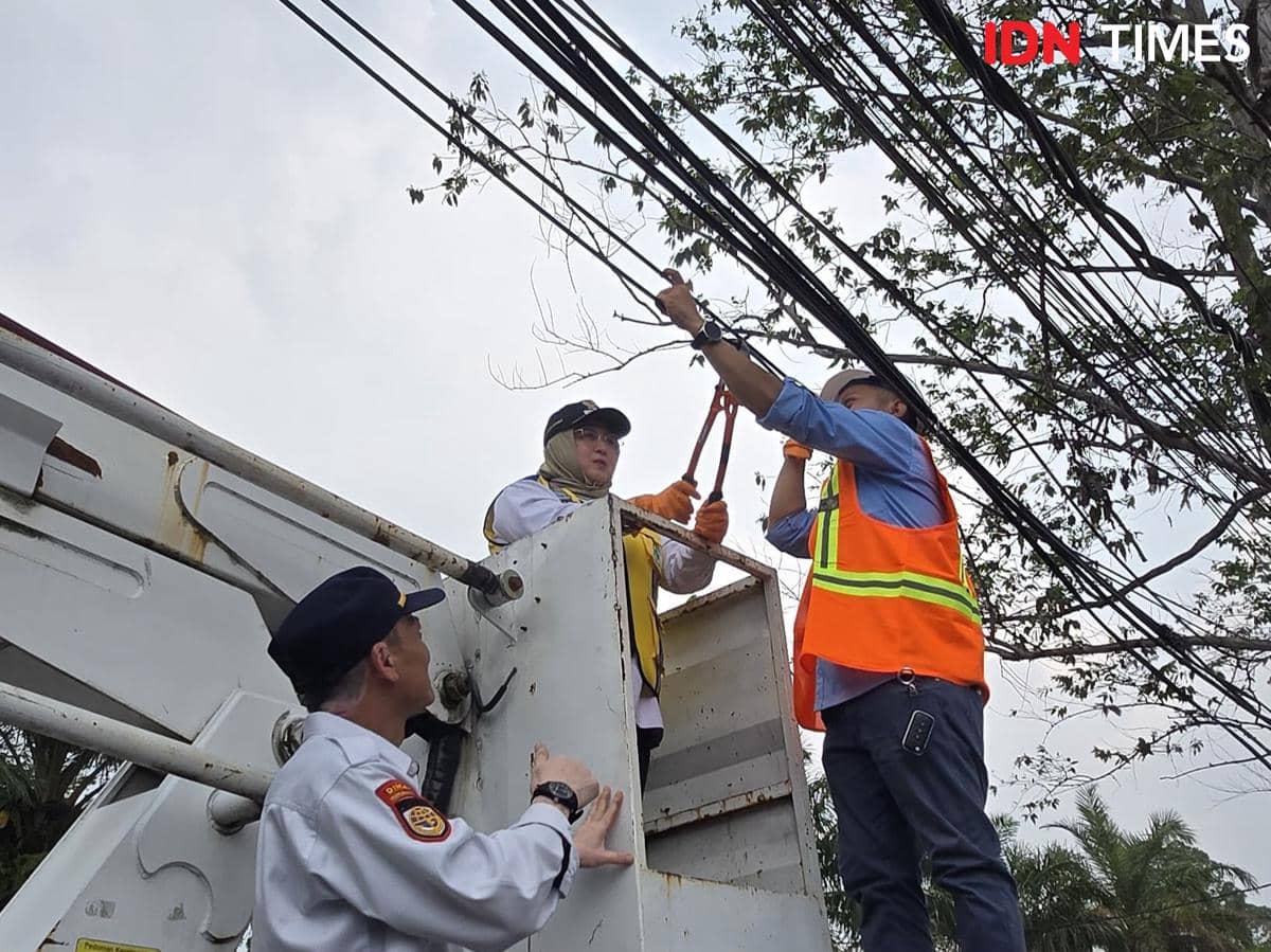 Kabel Udara di Ruas Jalan Kabupaten Tangerang Dipindah ke Bawah Tanah