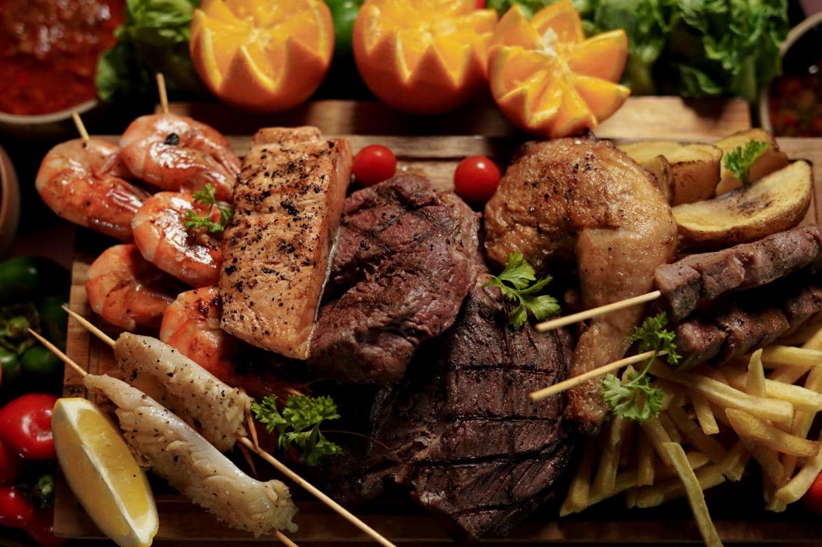 Promo kuliner Hotel Aryaduta Medan dengan sajian makanan dan minuman yang ditata untuk menarik perhatian tamu.
