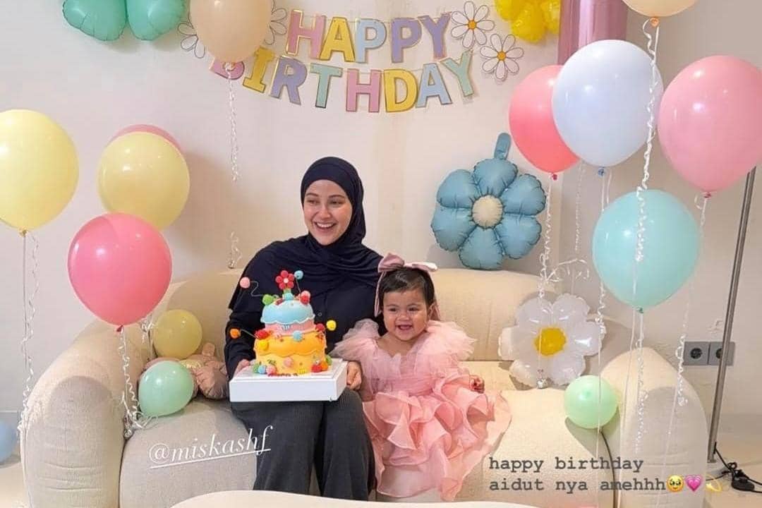 Dekorasi Ulang Tahun Aisha Anak Yislam Jaidi dan Miskah Shafa, Cute!